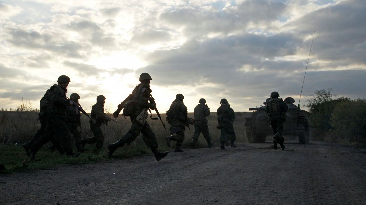 Бессрочное перемирие, которое было объявлено на Донбассе в конце июля, трещит по швам
